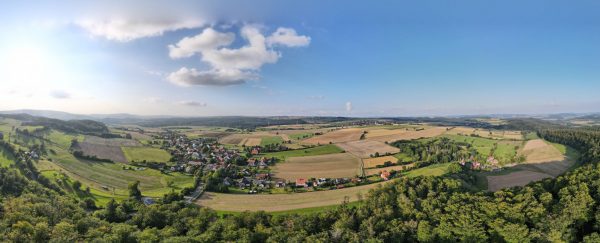 Wörderfeld aus der Vogelperspektive vom Kielsberg als Panoramabild aus südlicher Richtung. Rechts die Gemarkung Hünkergrund.