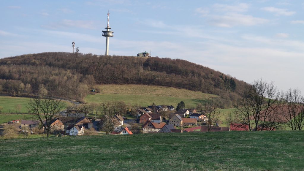 Blick auf das Dorf Köterberg mit Köterberghaus und Turm im Hintergrund