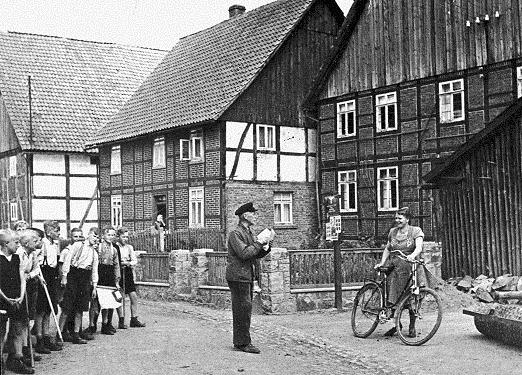 Historisches Foto von August Grote beim Ausklingeln der Gemeindenachrichten